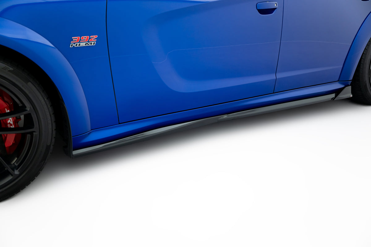 Sideskjørt diffusorer til Dodge Charger RT Scat Pack Widebody vist i skrå vinkel