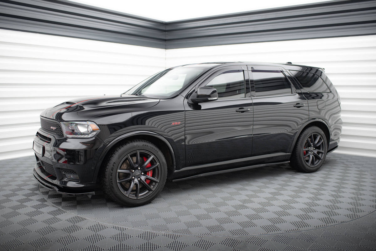 Sideskjørt diffusor montert på Dodge Durango SRT Mk3 fra skrå vinkel