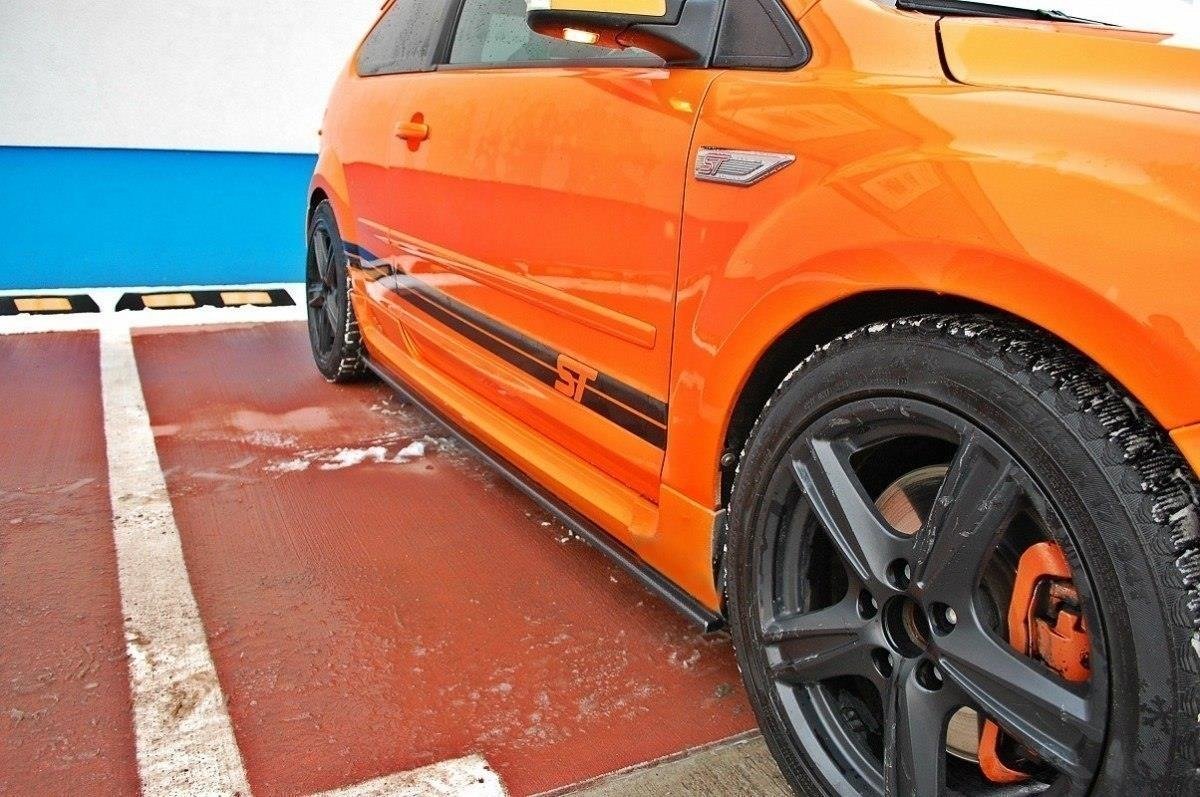 Sideskjørt-diffusorer til Ford Focus ST MK2 vist som komplett sett med venstre og høyre side
