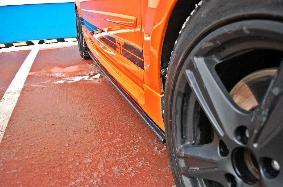 Maxton Design sideskjørt til Ford Focus ST MK2 i nærbilde av overflatestrukturen