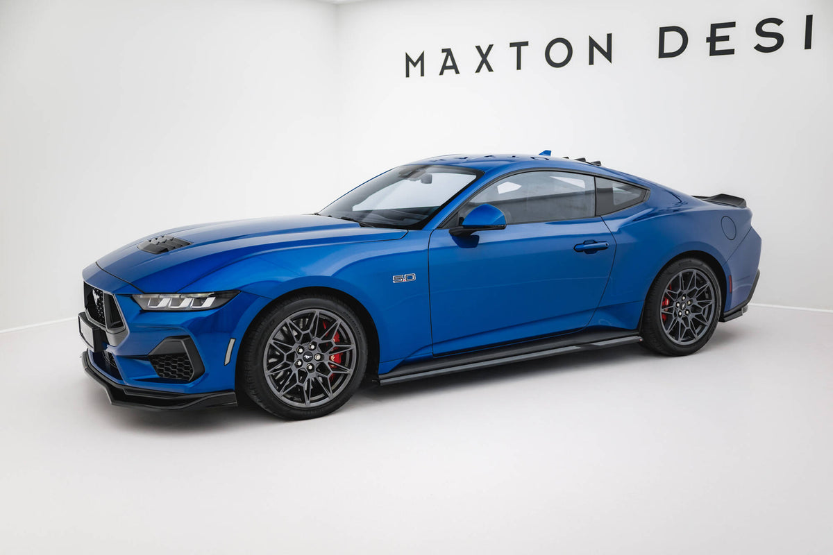 Maxton Design sideskjørt montert på Ford Mustang GT Mk7 sett fra skrå vinkel