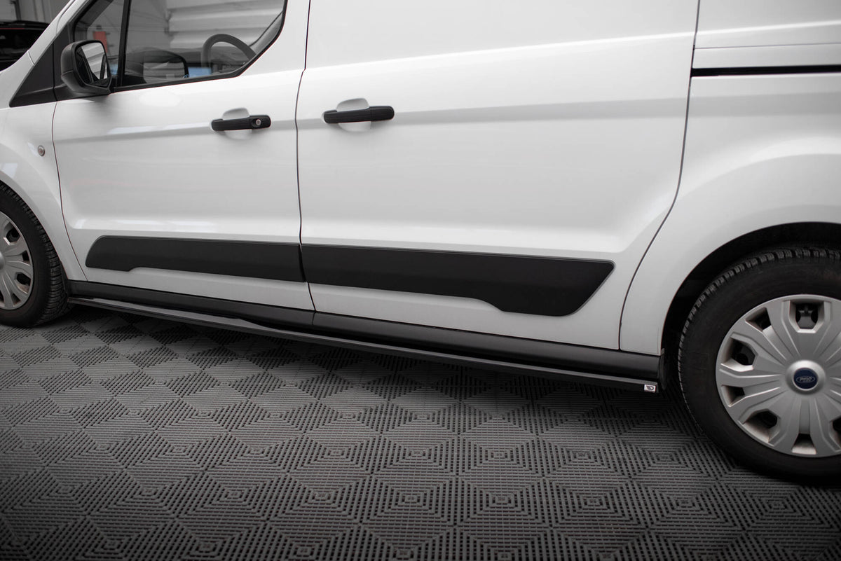 Nærbilde av sideskjørt i sort ABS-plast til Ford Transit Connect L2