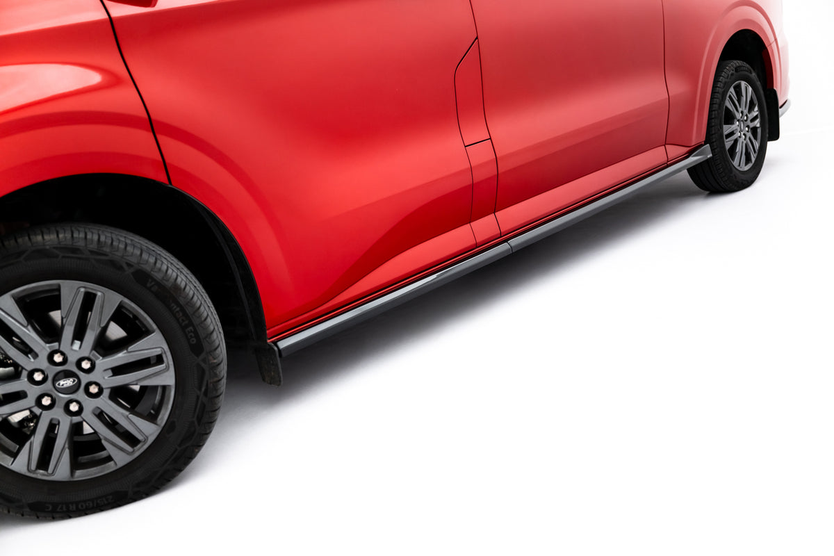 Sideskjørt diffusorer til Ford Transit Custom L2 MK2 sett i skrå vinkel forfra
