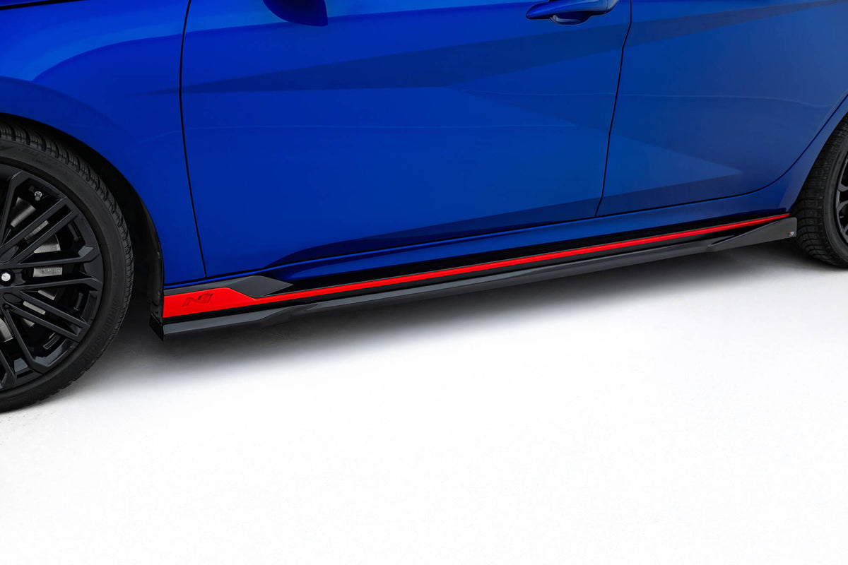 Sideskjørt diffusorer til Hyundai Elantra N MK7 i blank sort finish, sett ovenfra
