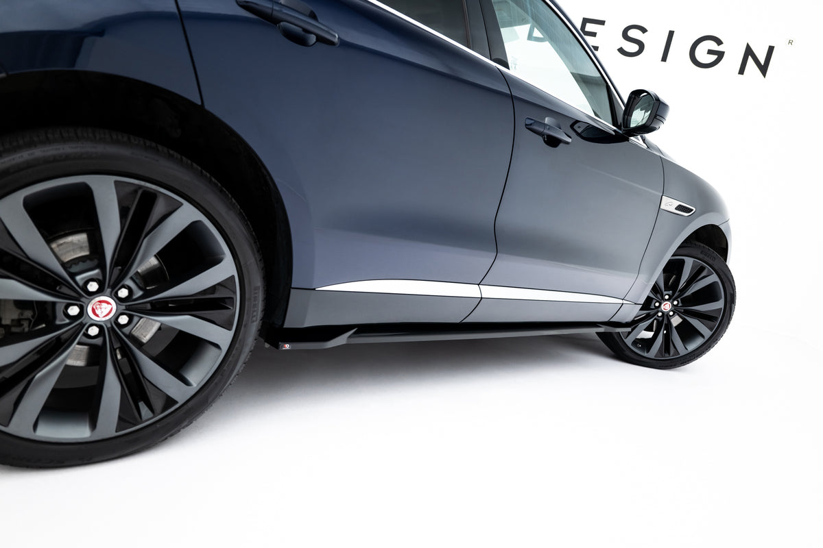 Blank sort sideskjørt til Jaguar F-Pace R-Sport montert langs terskelen