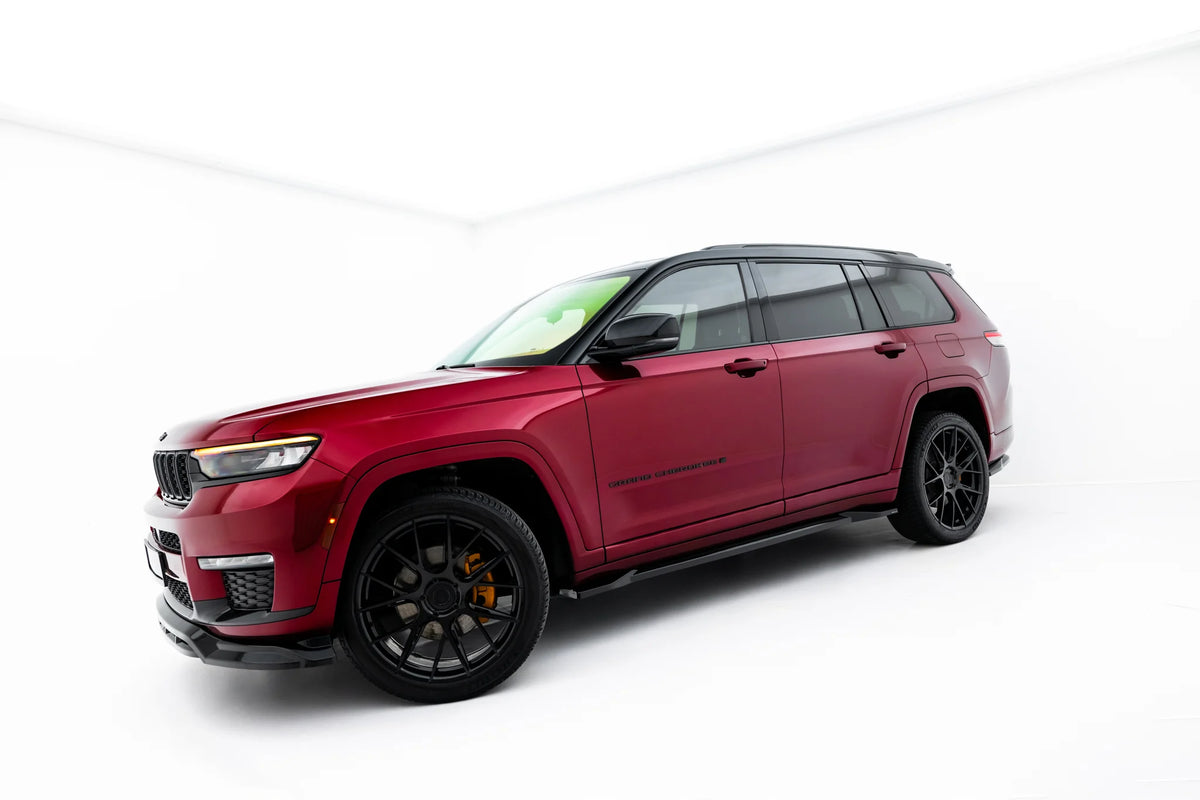 Nærbilde av sideskjørt diffuser i blank sort på Jeep Grand Cherokee L