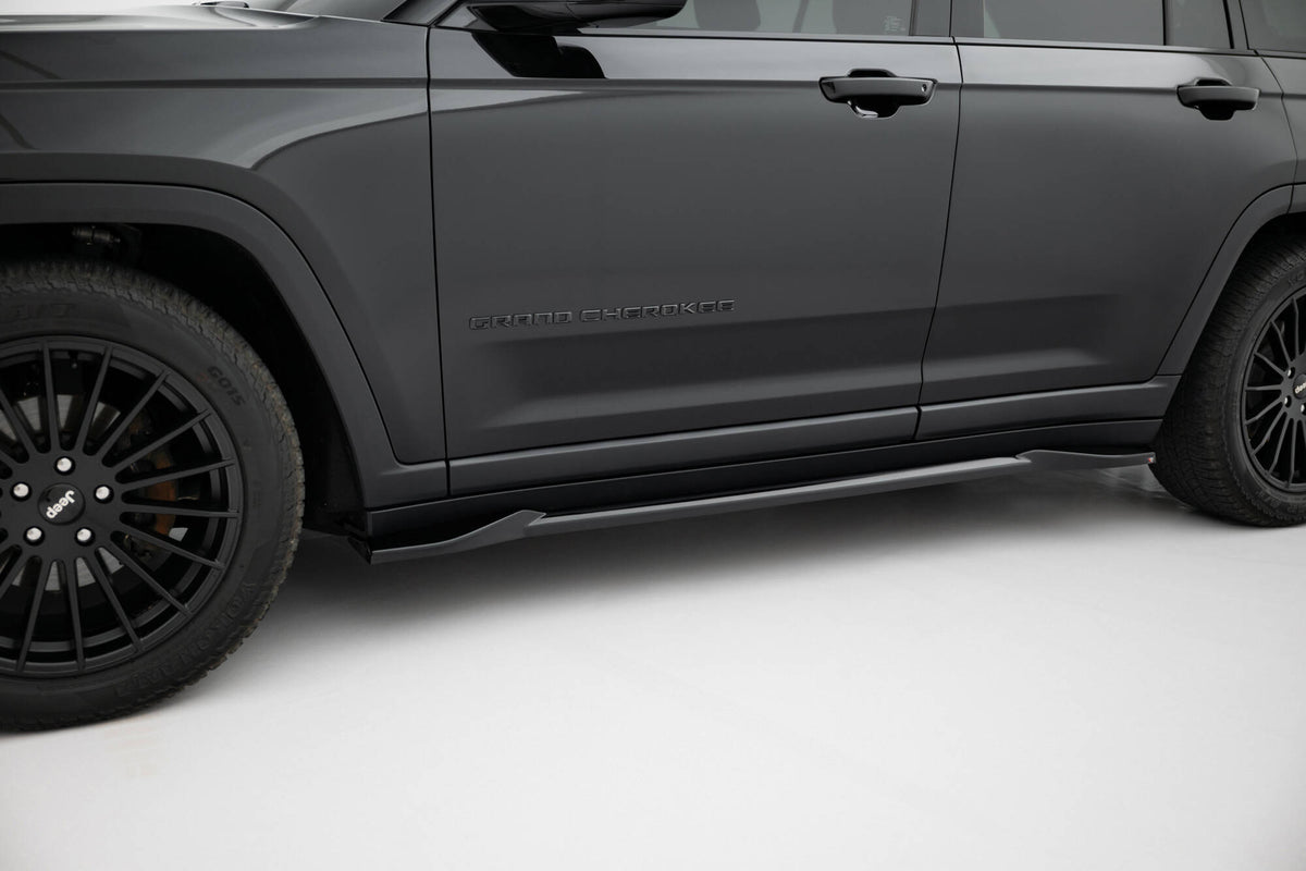 Sideskjørt diffusorer til Jeep Grand Cherokee Trailhawk MK5 sett ovenfra på hvit bakgrunn