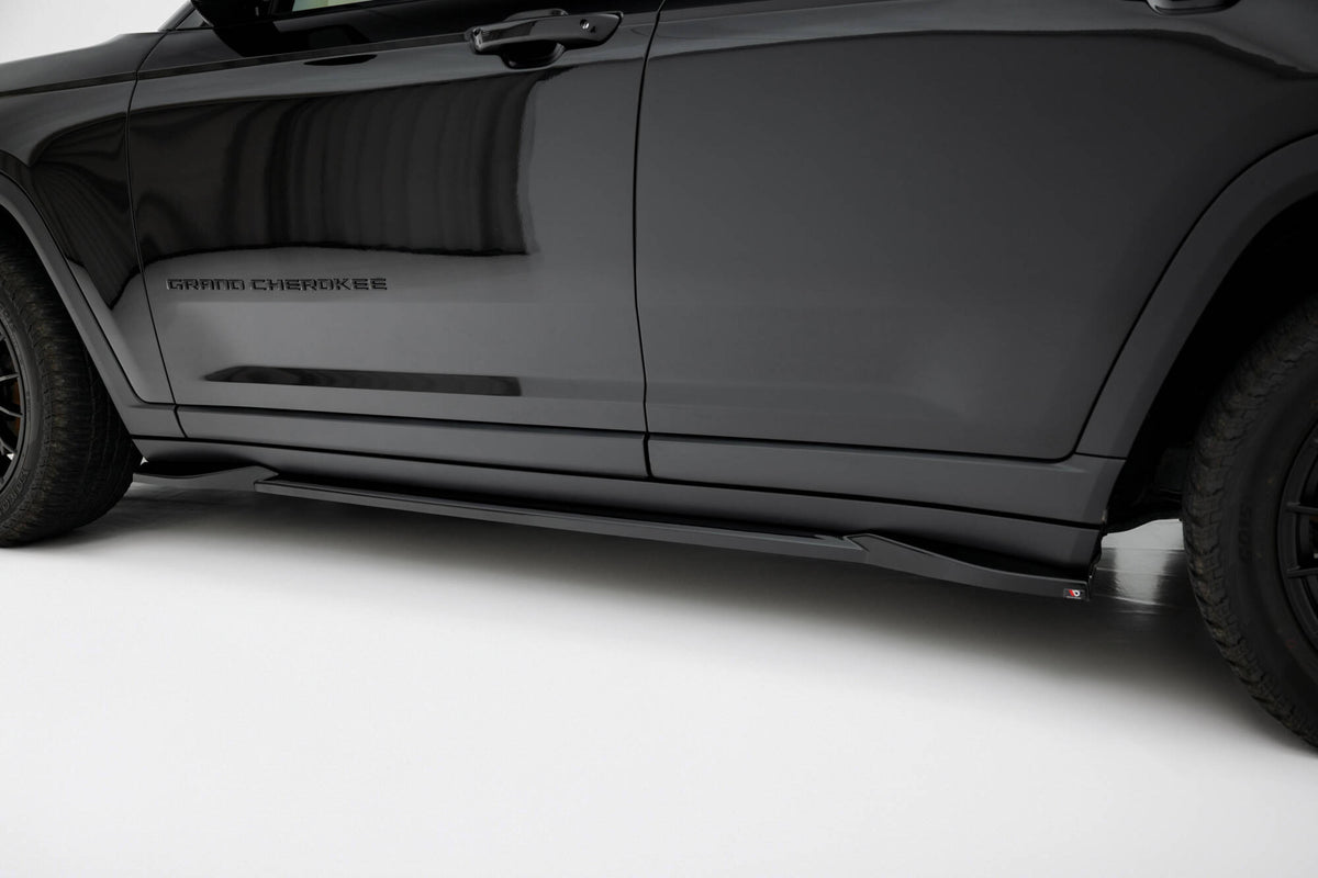 Nærbilde av strukturert sort sideskjørt i ABS-plast for Grand Cherokee Trailhawk MK5