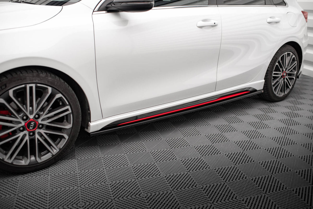 Sideskjørt diffusorer til Kia Ceed GT MK3 vist skrått forfra på hvit bakgrunn
