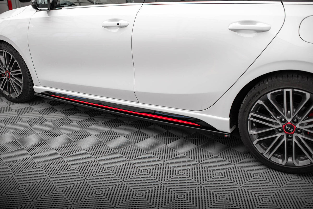 Nærbilde av sideutvidelse i blank svart ABS-plast for Kia Ceed GT MK3