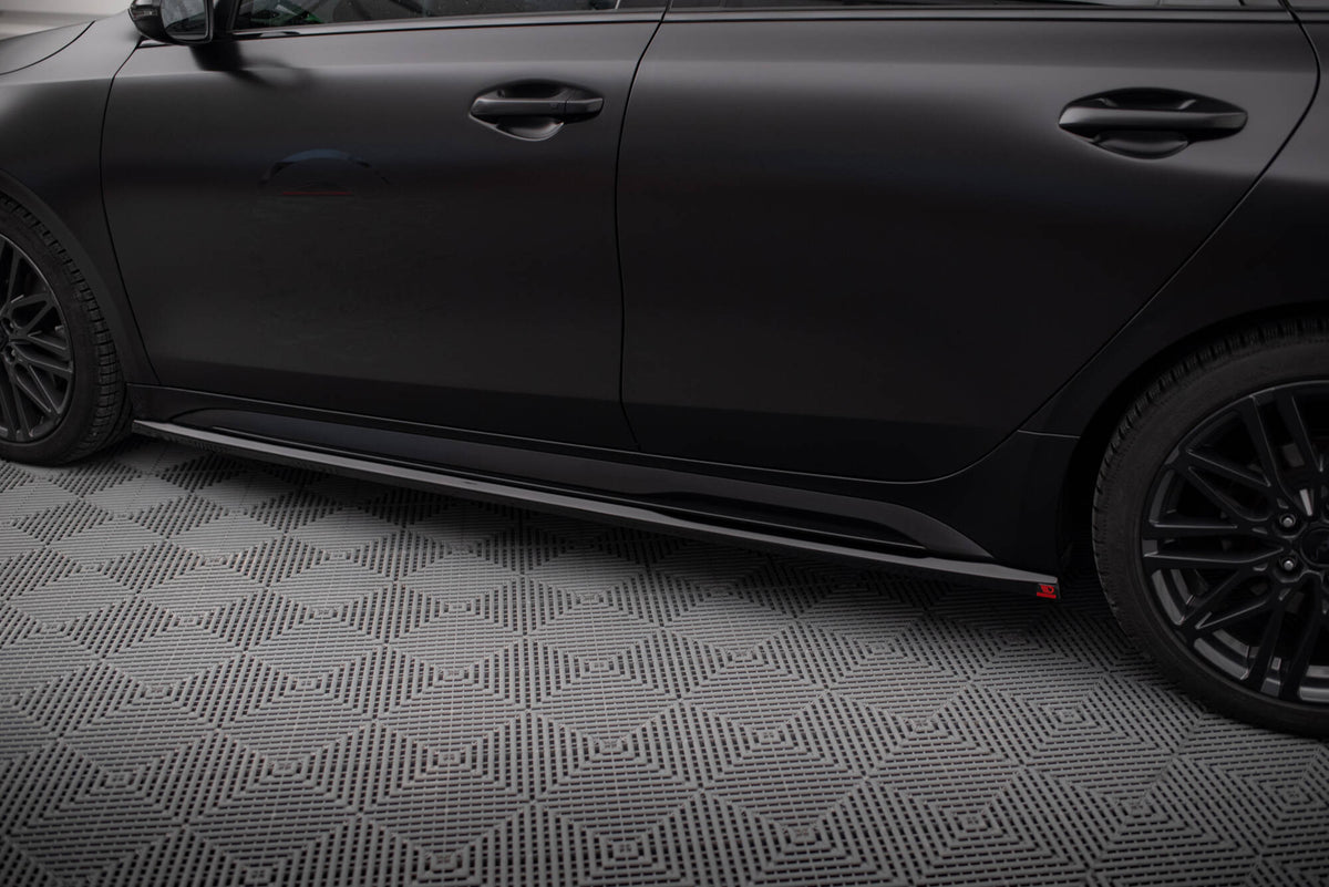 Sideskjørt RS montert på Kia Proceed GT Facelift, sett fra skrå vinkel