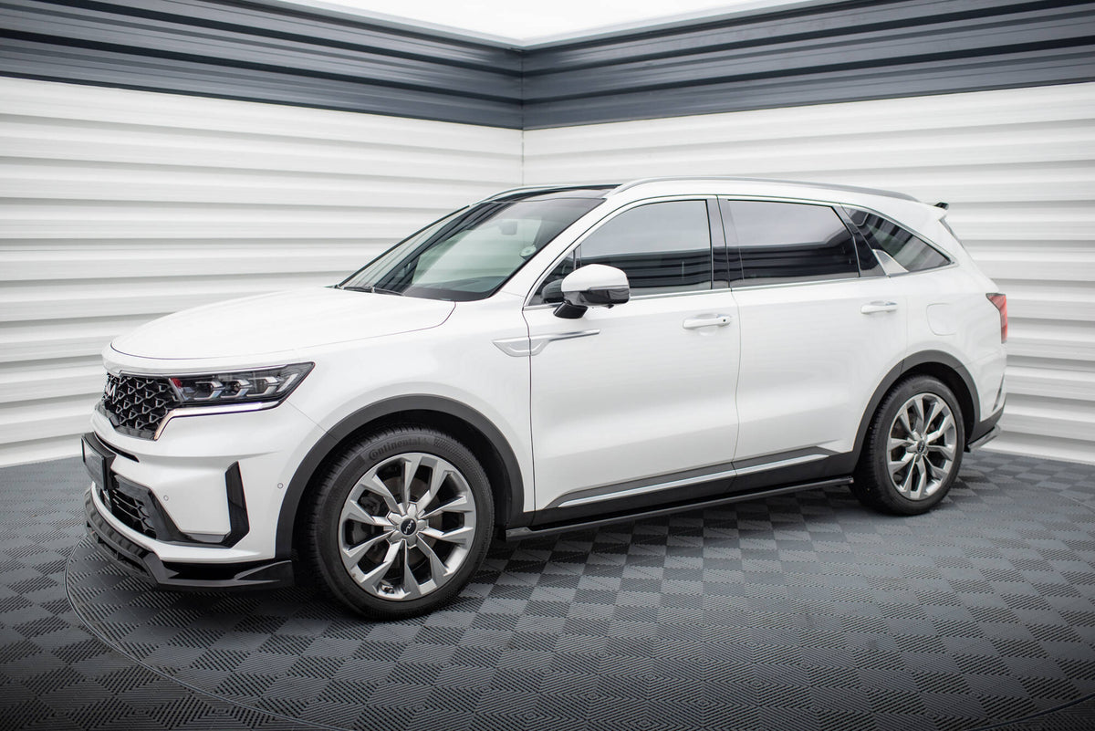 Nærbilde av sideforlenger i sort ABS-plast til Kia Sorento MK4
