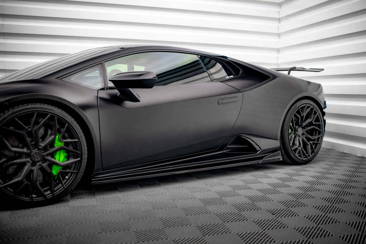 Sideskjørt diffusorer til Lamborghini Huracan Evo sett i skrå vinkel forfra