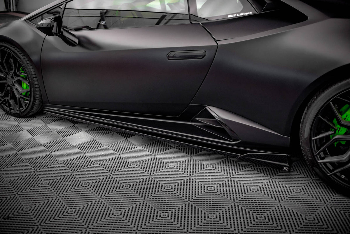Sett med sideskjørt for Lamborghini Huracan Evo vist ovenfra på flat bakgrunn