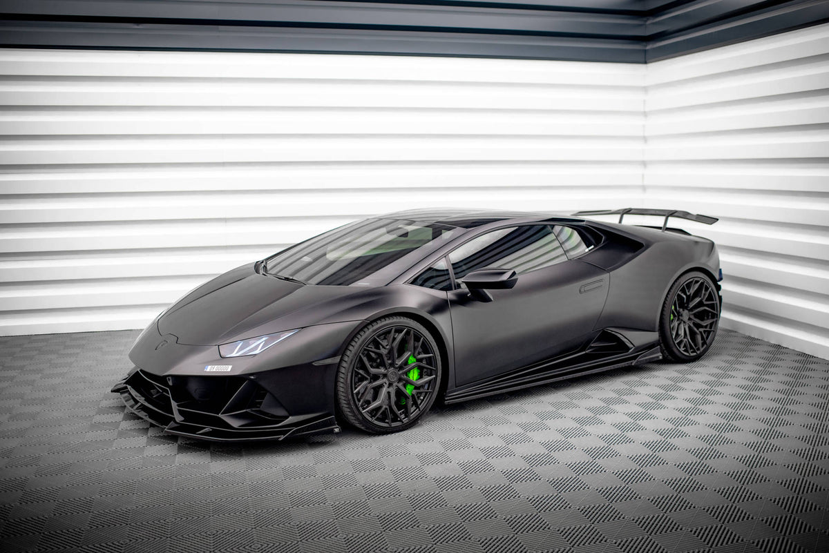 Detaljbilde av strukturert sort overflate på sideskjørt til Lamborghini Huracan Evo