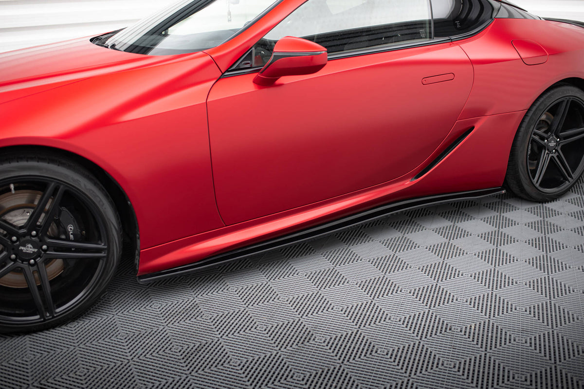 Sideskjørt diffusorer til Lexus LC 500 montert langs terskelen sett fra siden