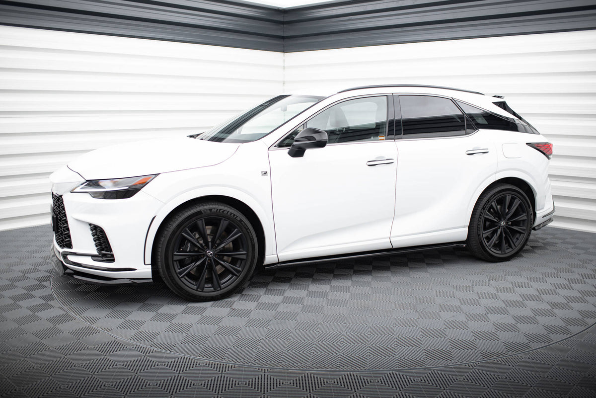 Sideskjørt diffusor montert på Lexus RX F-Sport MK5 sett fra skrå vinkel