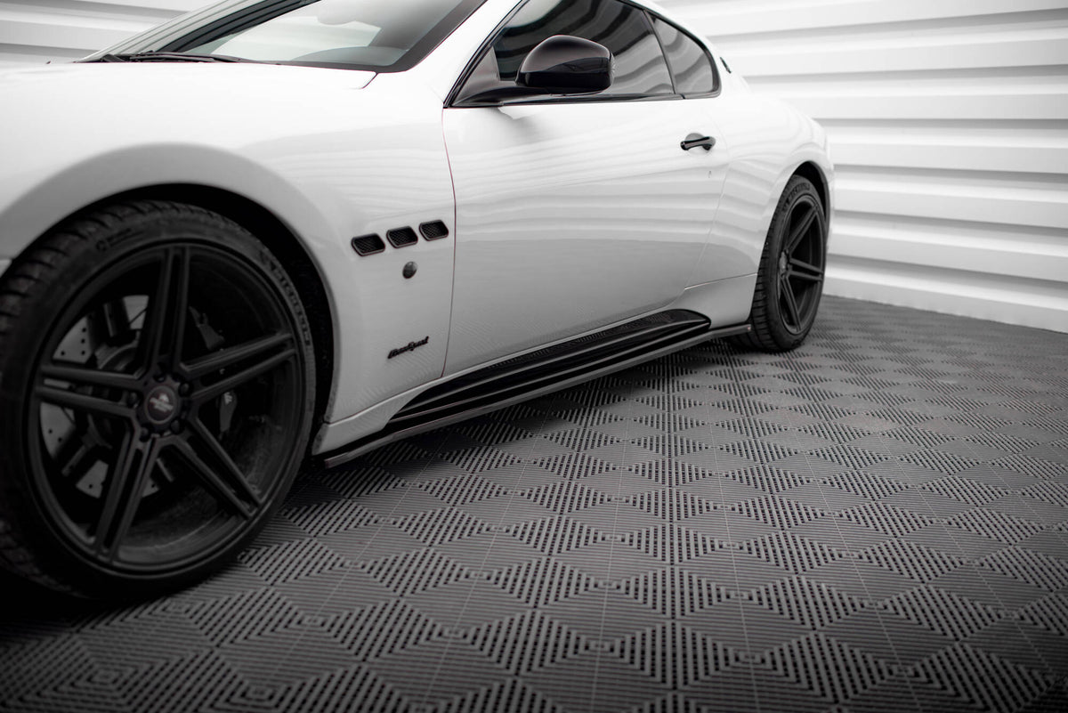 Sideskjørt-diffusorer til Maserati Granturismo S MK1 sett forfra i skrå vinkel