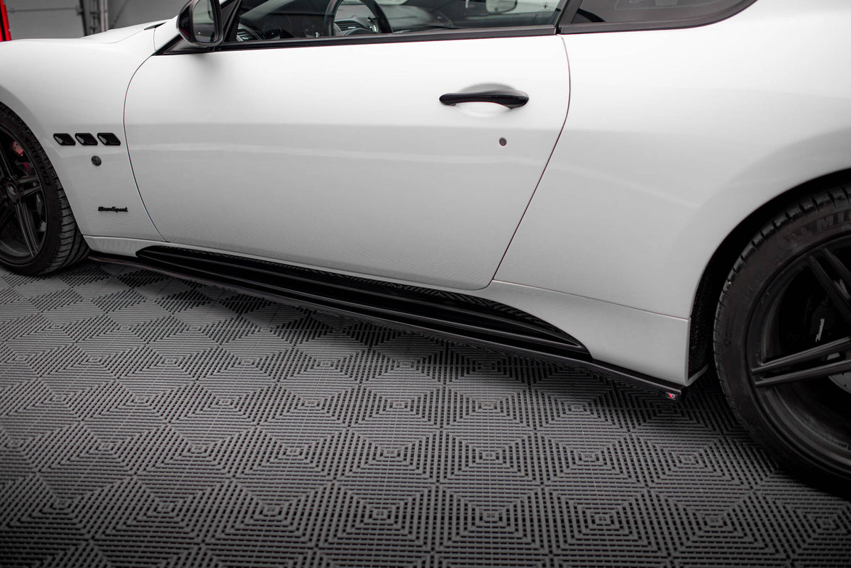 Maxton Design sideskjørt for Granturismo S montert på siden av bilen