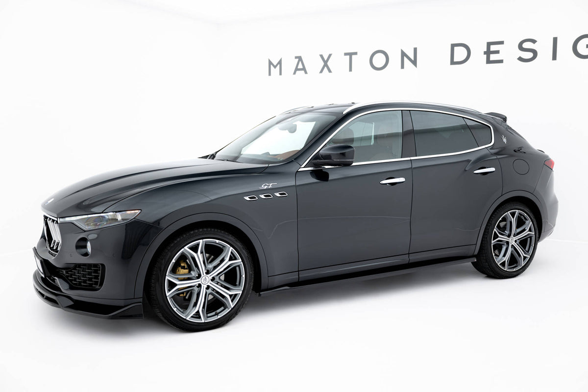 Nærbilde av sideskjørt diffuser i blank sort på Maserati Levante GT