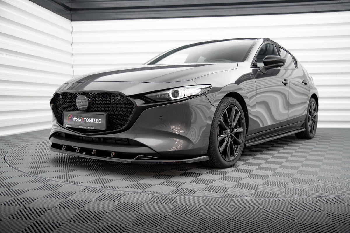 Maxton Design sideskjørt montert under originalskjørt på Mazda 3 MK4