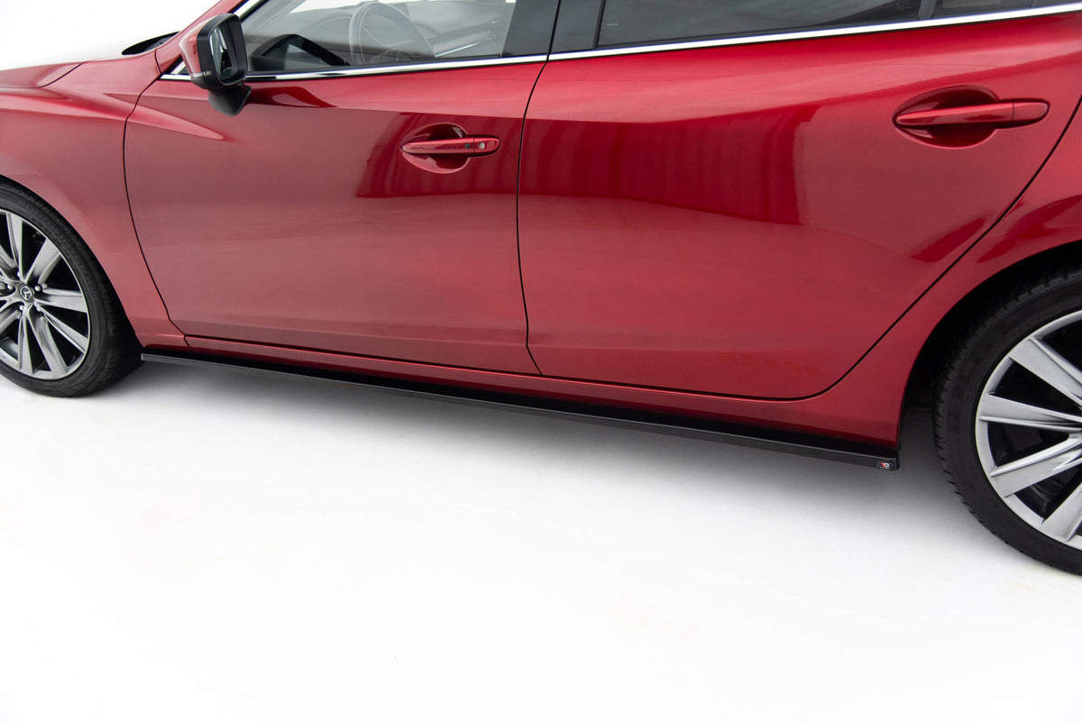 Sideskjørt tillegg fra Maxton Design til Mazda 6 Sedan vist i skrå vinkel