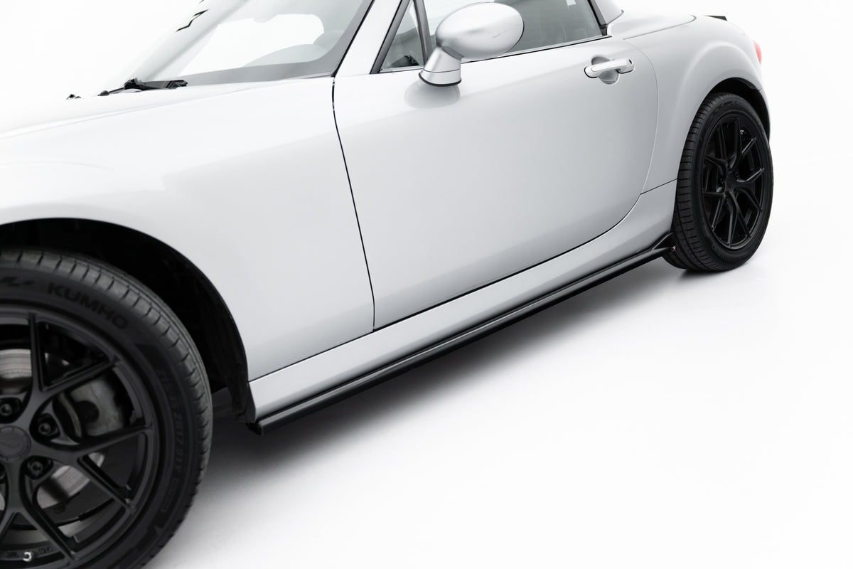 Sideskjørt-diffusorer til Mazda MX-5 NC Facelift, sett i skrå vinkel forfra