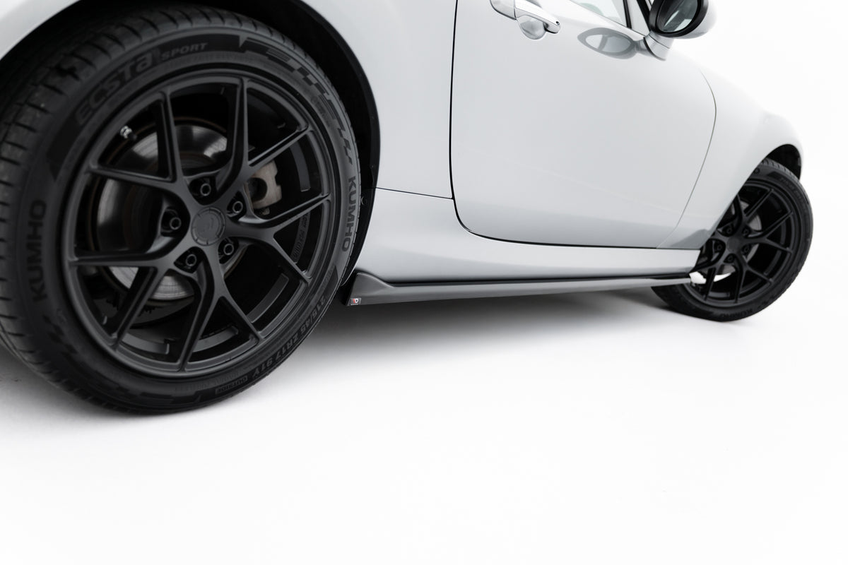 Nærbilde av sideskjørt-diffuser i sort finish for Mazda MX-5 NC Facelift