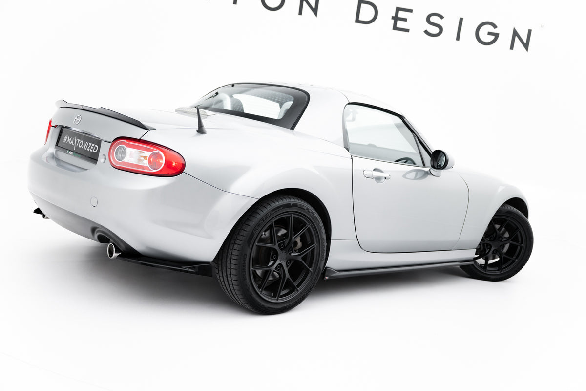 Sideskjørt-tillegg til Mazda MX-5 NC Facelift sett ovenfra mot overflaten