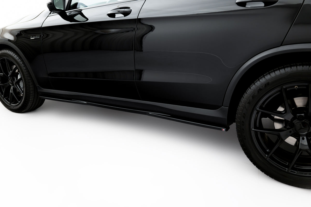 Blank sort sideskjørt diffuser montert på Mercedes-AMG GLC 43 X253 Facelift