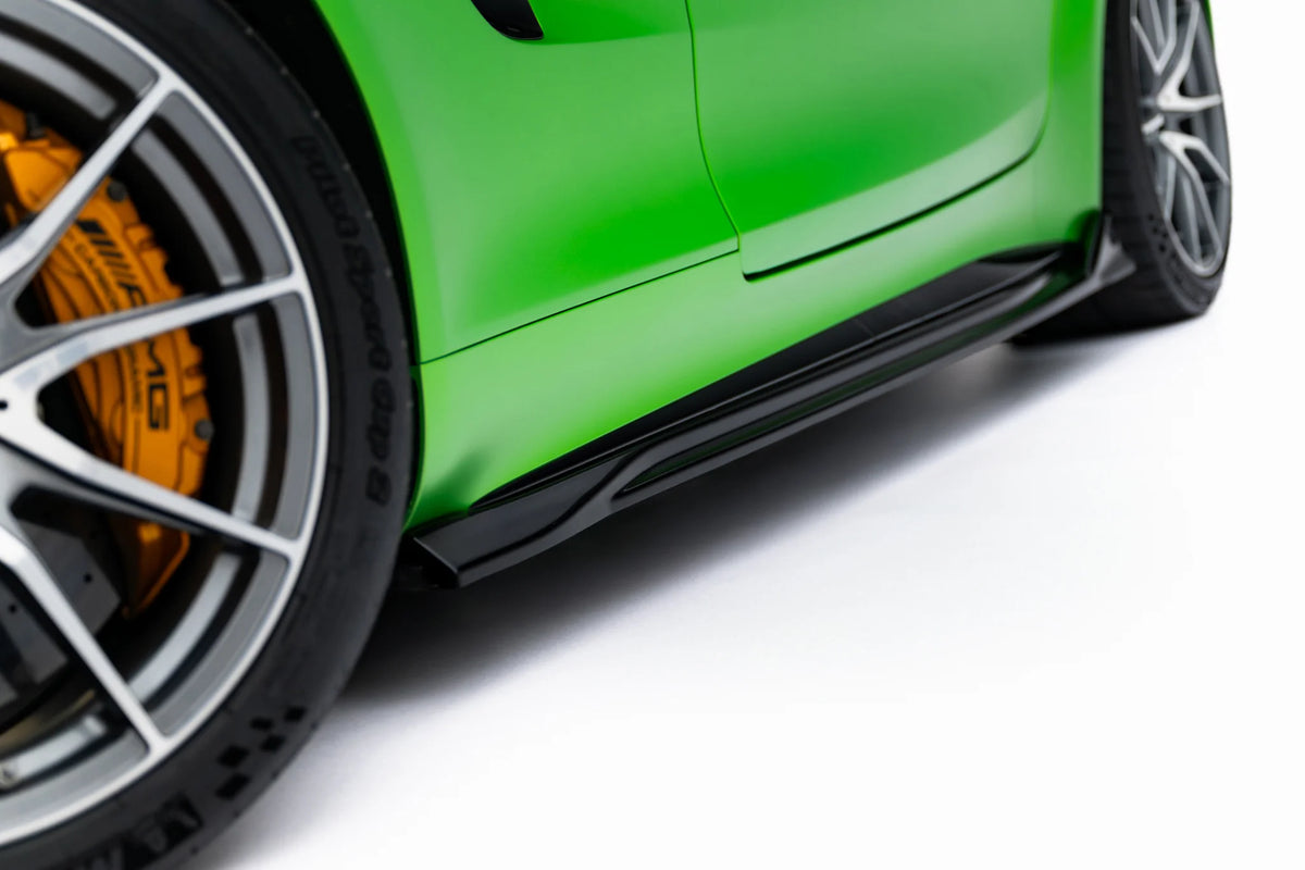 Nærbilde av blank sort overflate på sideskjørt diffuser til AMG GT R