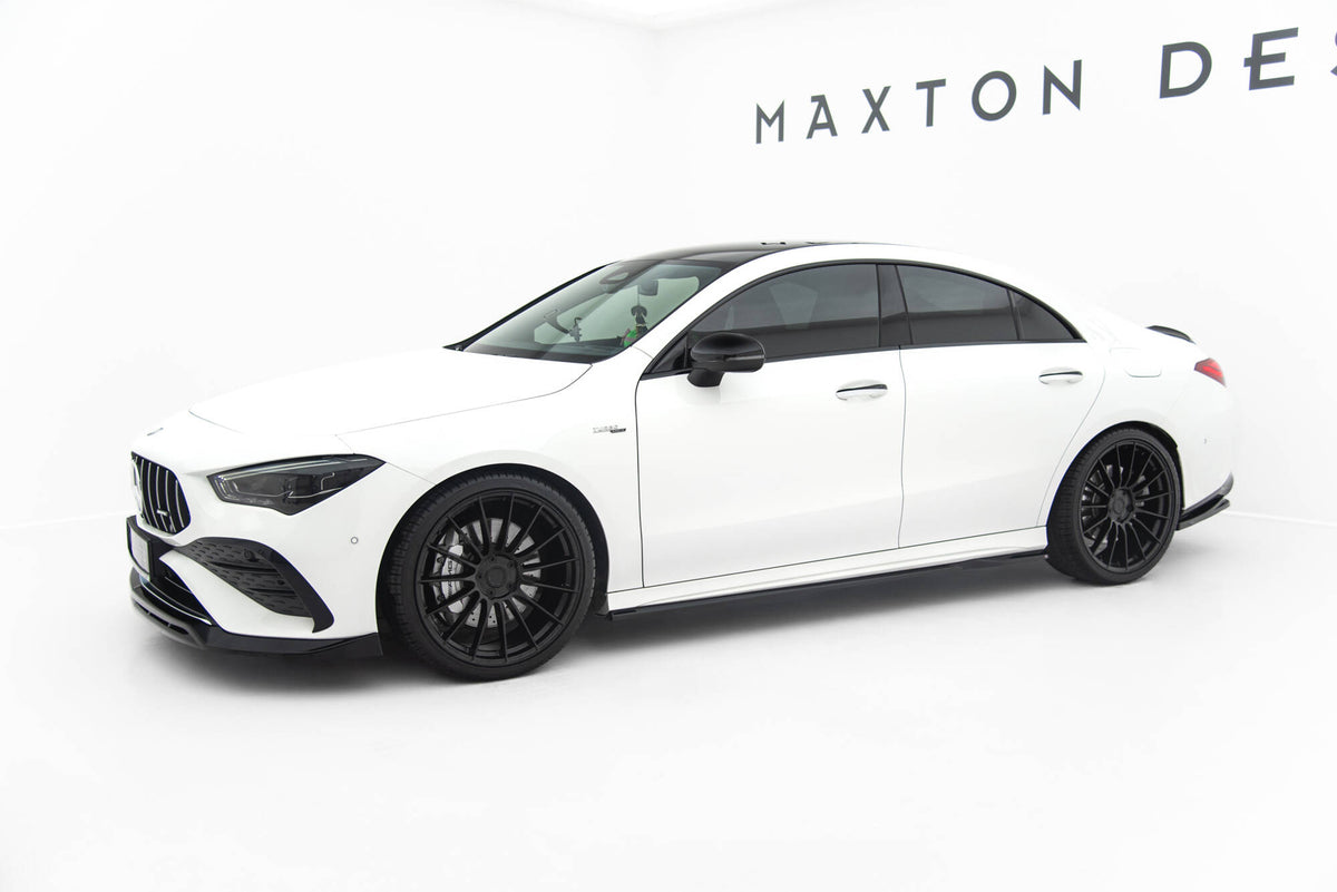 Sideskjørt tillegg montert på Mercedes CLA Shooting Brake X118 Facelift i skrå vinkel
