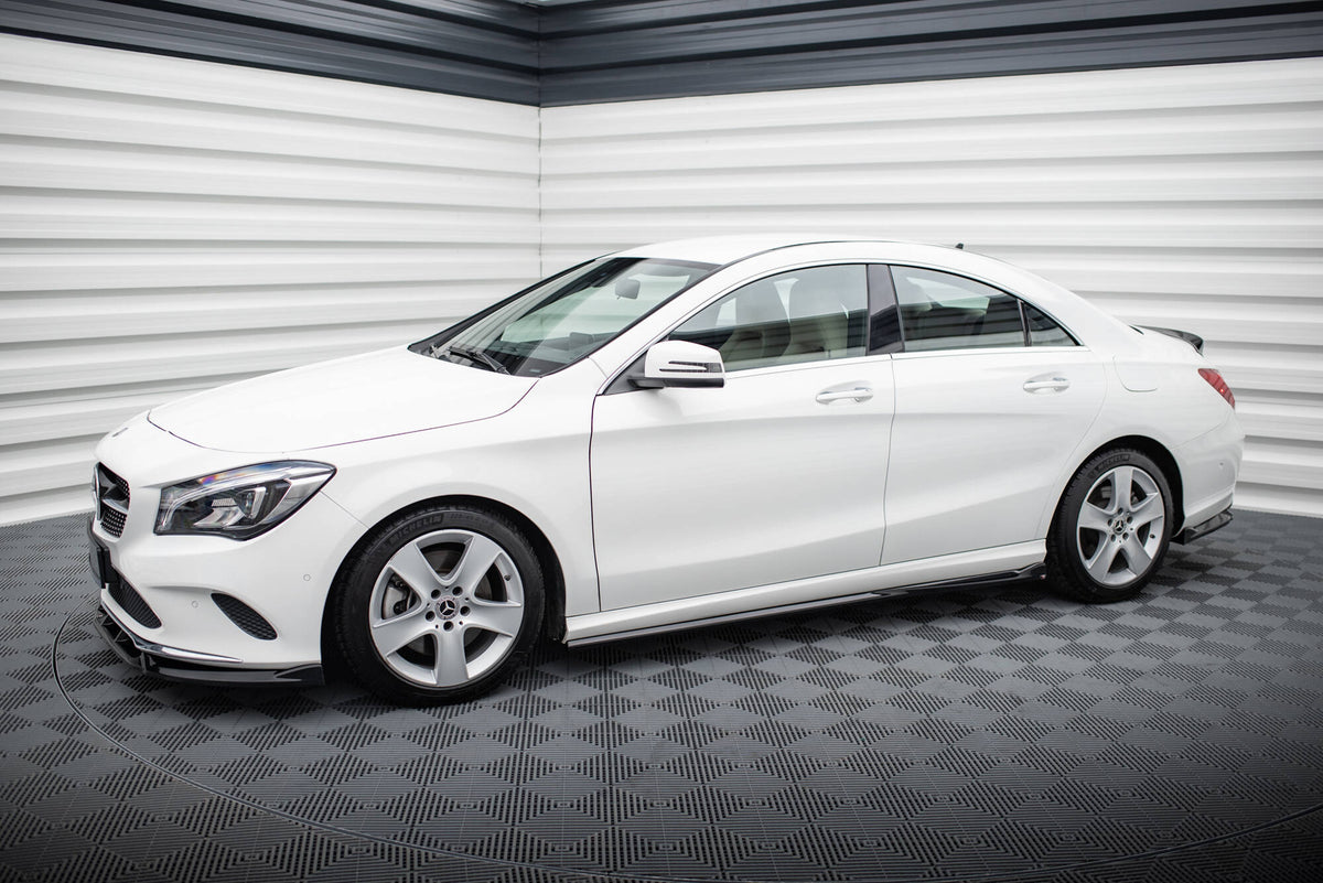 Nærbilde av sideskjørtforlenger montert på Mercedes CLA C117 Facelift