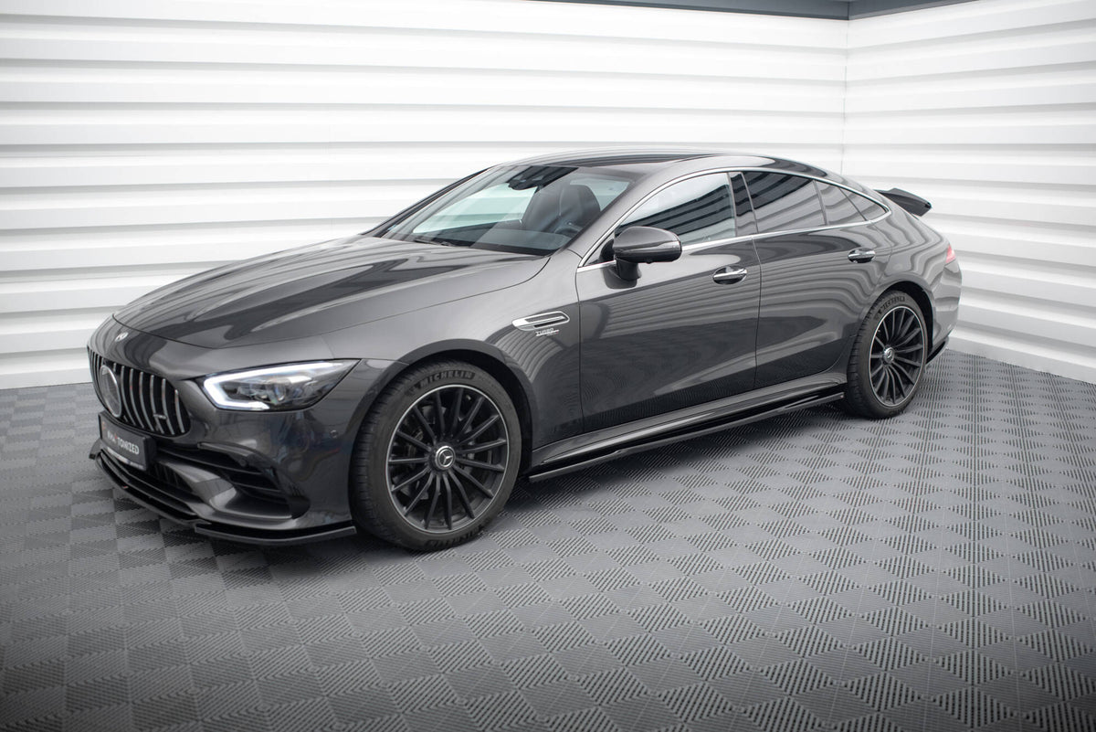 Sideskjørt-diffuser Mercedes GT 53 vist fra siden med strukturert svart overflate