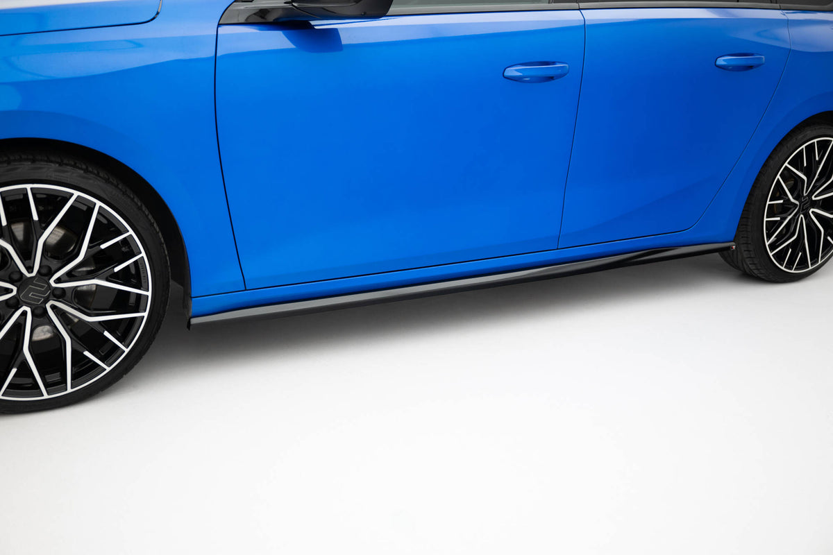 Sideskjørt til Opel Astra Sports Tourer L montert på bil, sett fra siden