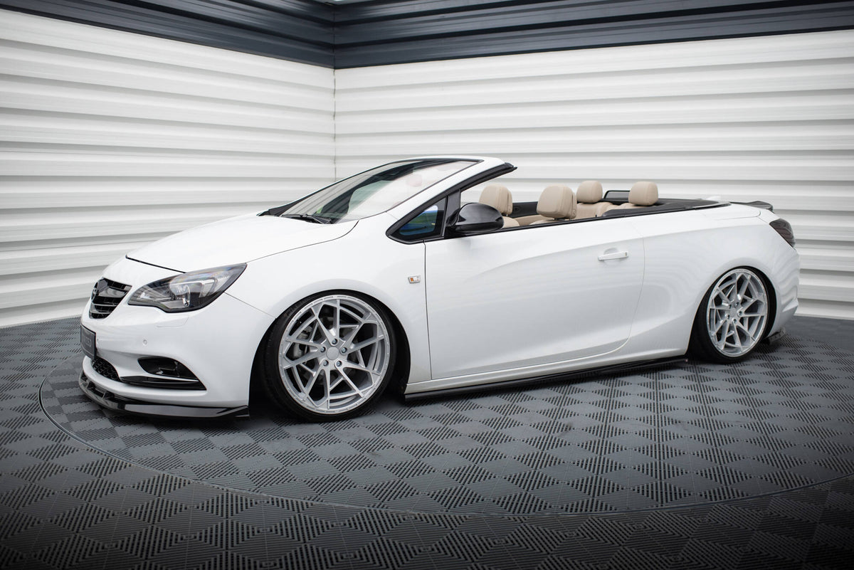 Nærbilde av ABS-sideskjørt for Opel Cascada med strukturert svart overflate