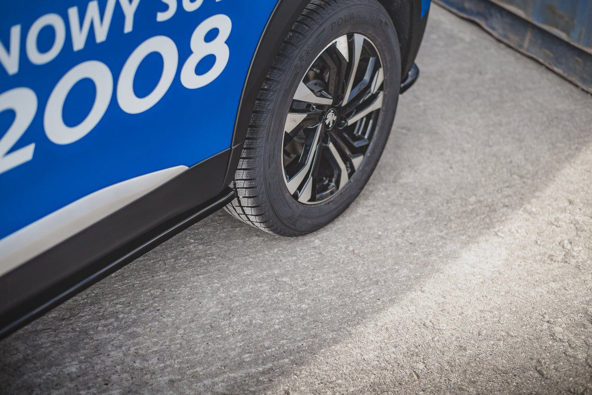 Nærbilde av sideskjørt-diffusor i strukturert sort finish for Peugeot 2008