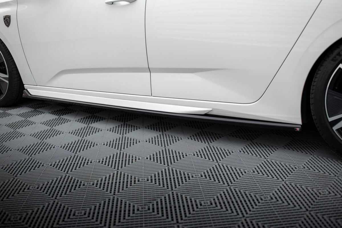 Nærbilde av sideskjørt-diffuser for Peugeot 308 GT SW i strukturert sort ABS-plast