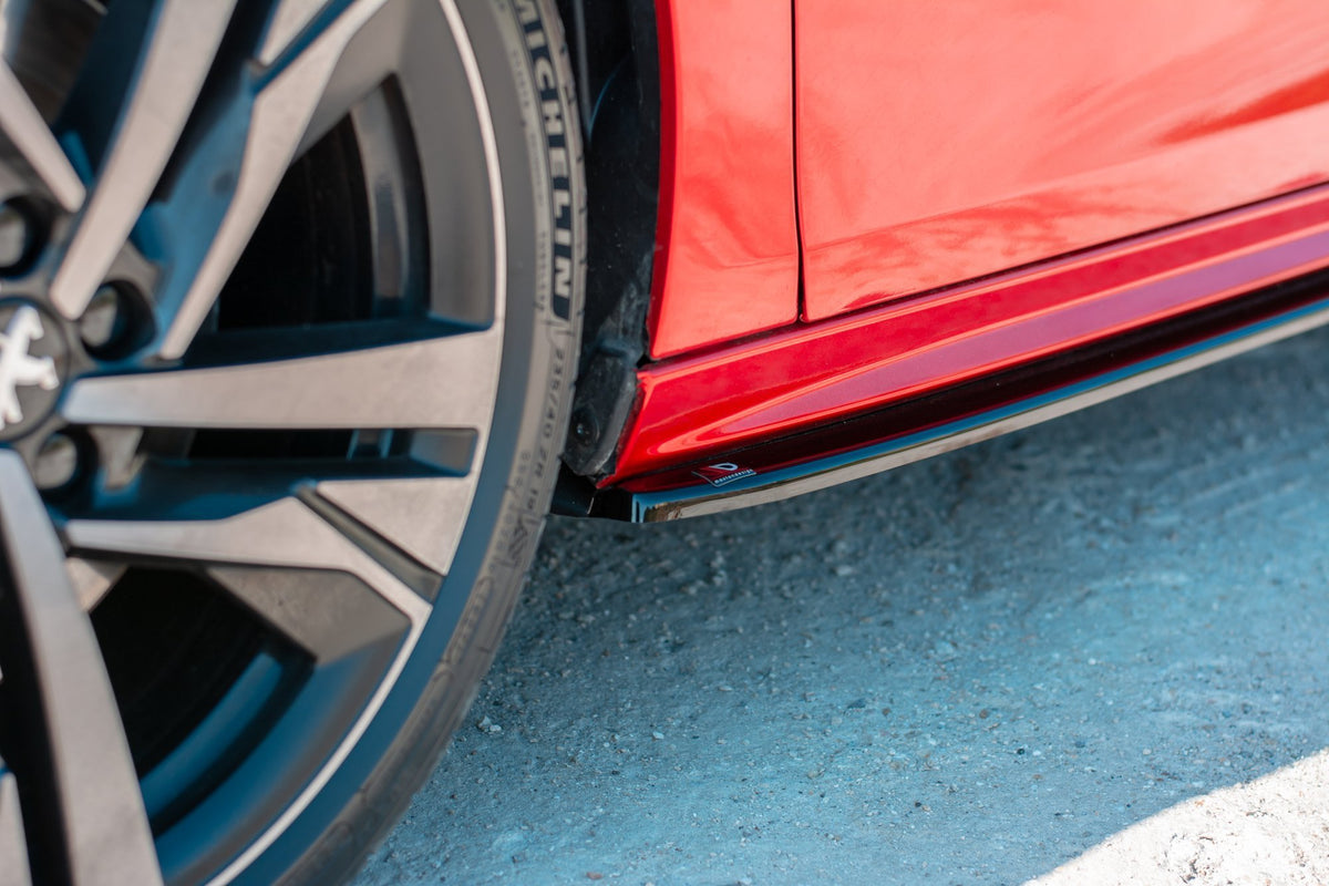 Sideskjørt diffusor montert på Peugeot 508 MK2 sett fra skrå vinkel