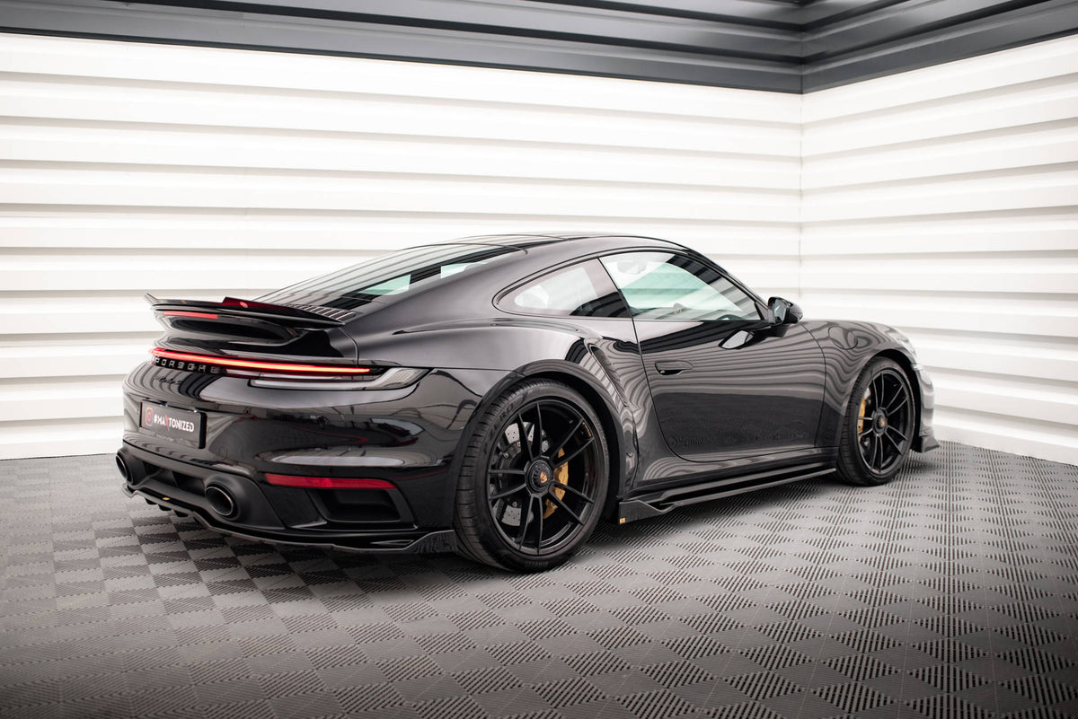 Nærbilde av sideskjørt-diffusor i sort ABS-plast for Porsche 911 Turbo S 992
