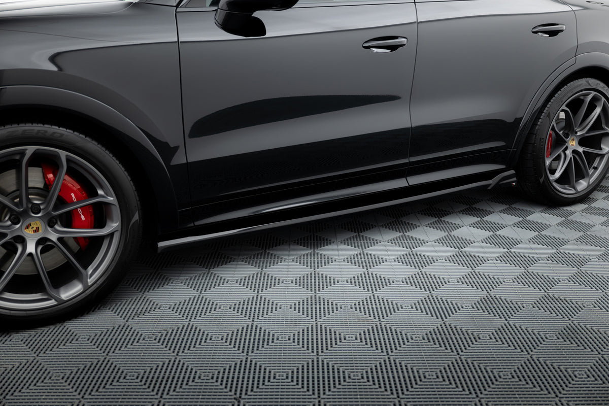 Sideskjørt diffusorer til Porsche Cayenne Mk3 vist ovenfra på svart bakgrunn