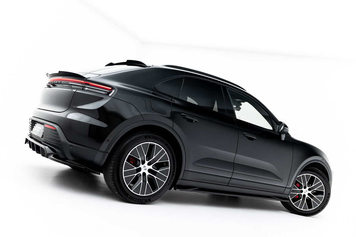 Sideskjørt diffuser montert langs terskel på sort Porsche Macan EV Mk1