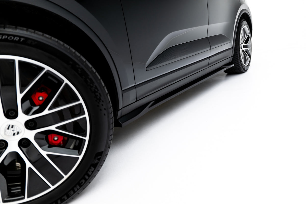 Sideskjørt Porsche Macan EV Mk1 montert på høyre side sett bakfra
