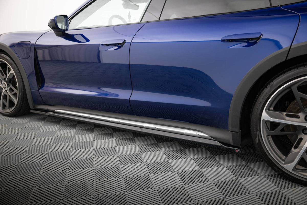 Sideskjørt fra Maxton Design på Porsche Taycan Cross Turismo 4S i skrått perspektiv forfra