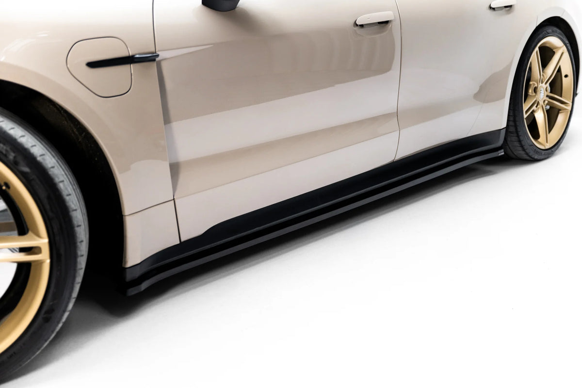 Nærbilde av sideskjørt diffuser i blank sort på Porsche Taycan 4S