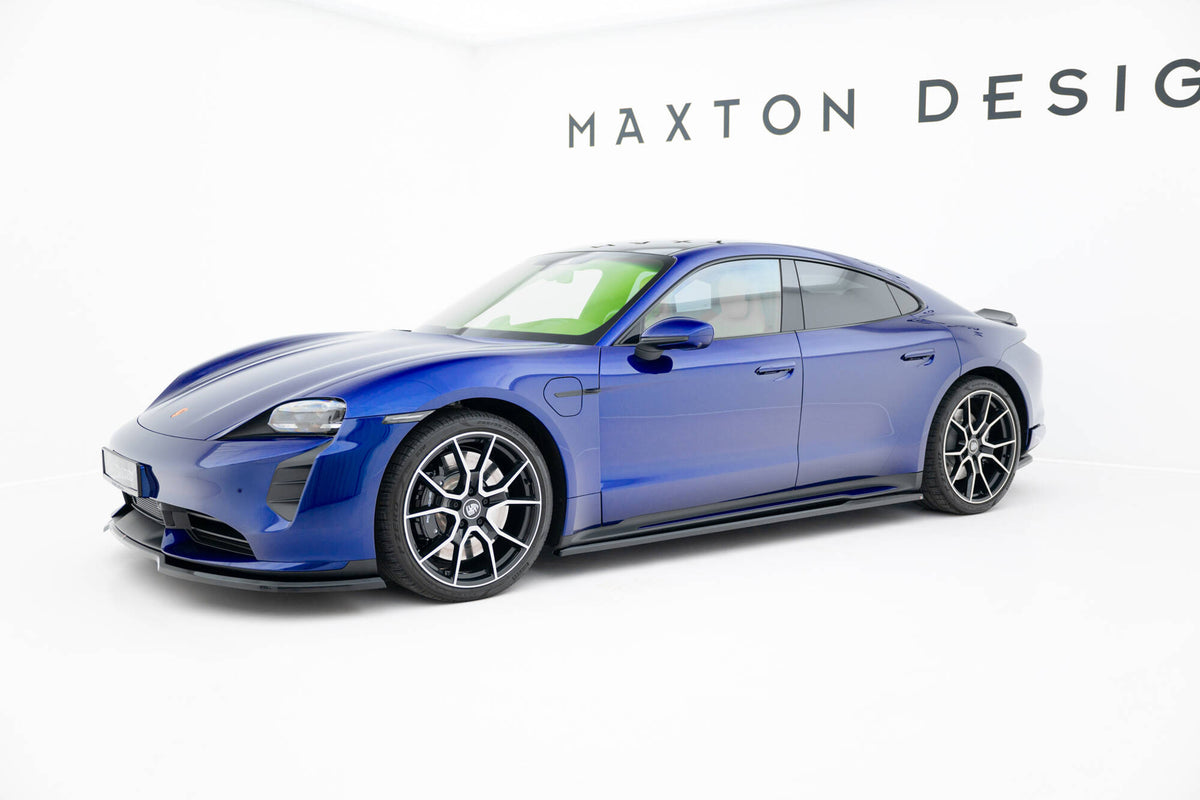 Maxton Design sideskjørt montert på blå Porsche Taycan Turbo S sett fra venstre side – nomax.no