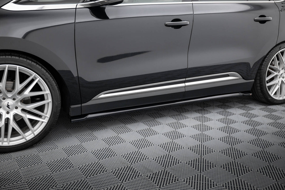 Sideskjørt for Renault Espace Mk5 fra Maxton Design, sett ovenfra på sort bakgrunn