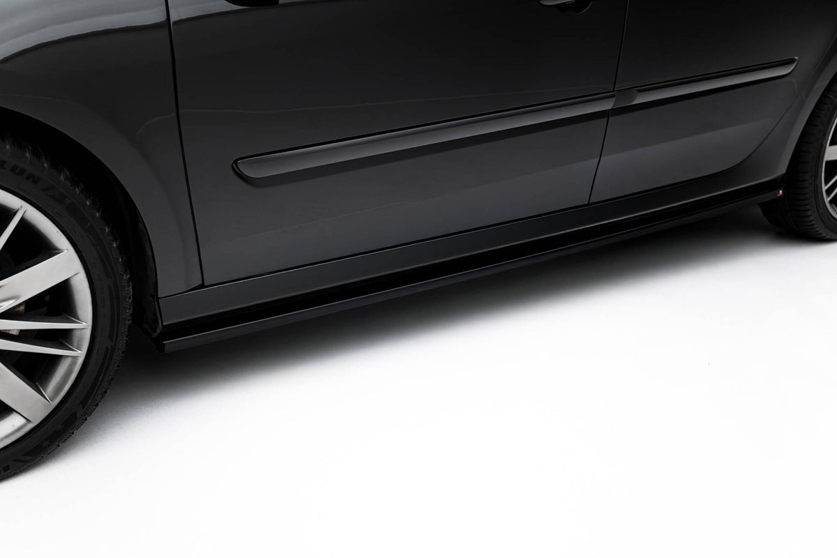 Sideskjørt-diffusorer til Renault Laguna GT Mk3 sett ovenfra på sort bakgrunn