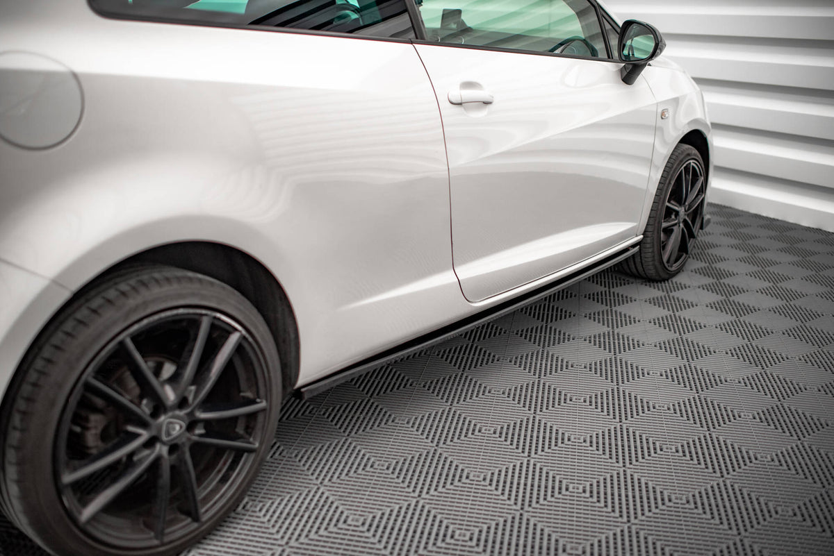 Sideskjørt diffusorer til Seat Ibiza FR SC Mk4 Facelift lagt ut på flate sett ovenfra