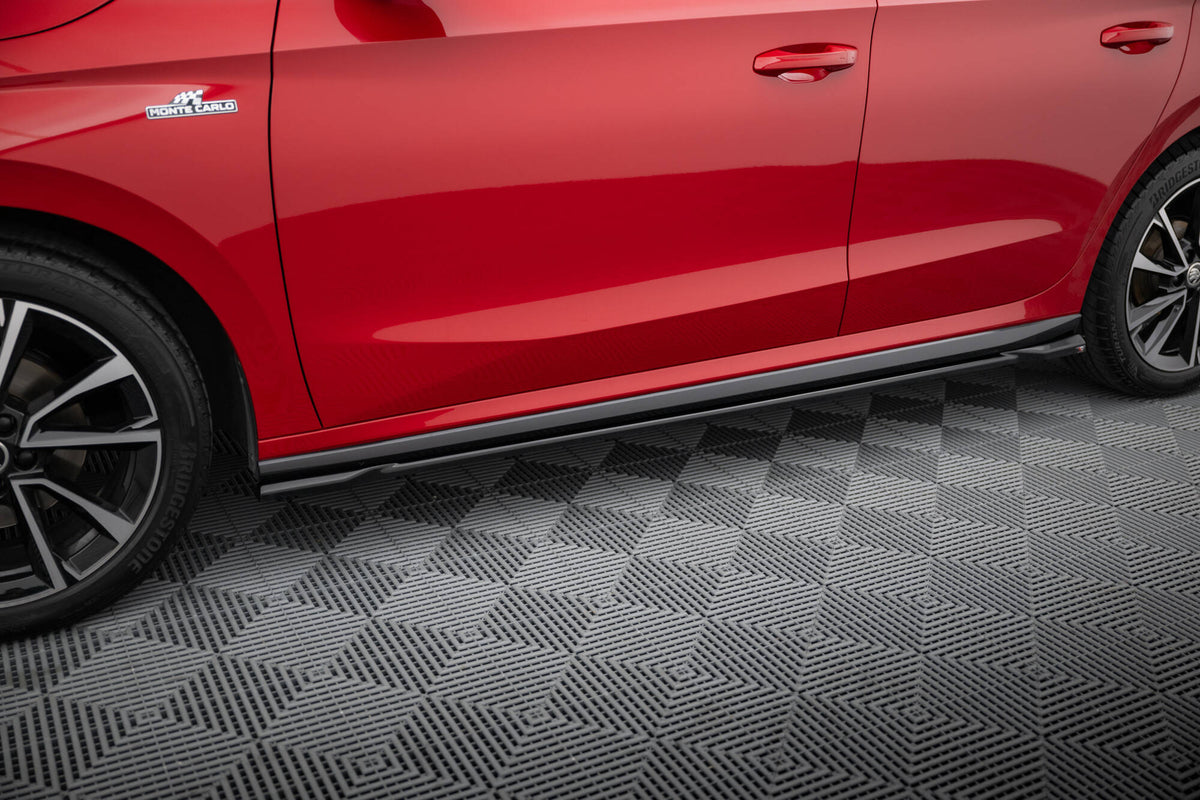 Sideskjørt til Skoda Fabia Monte Carlo MK4 fra Maxton Design, sett ovenfra på flat bakgrunn